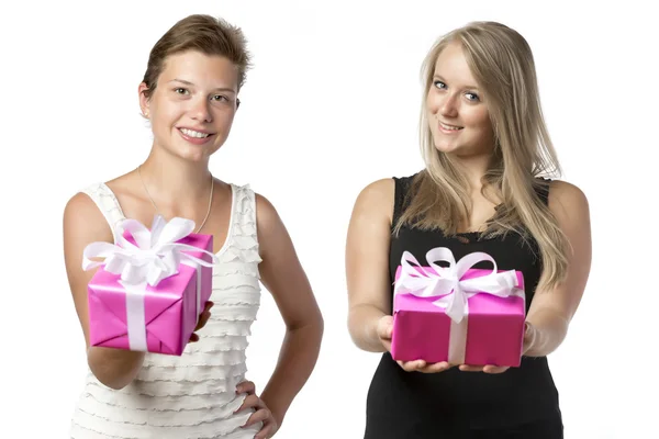 Dos mujeres con regalos — Foto de Stock