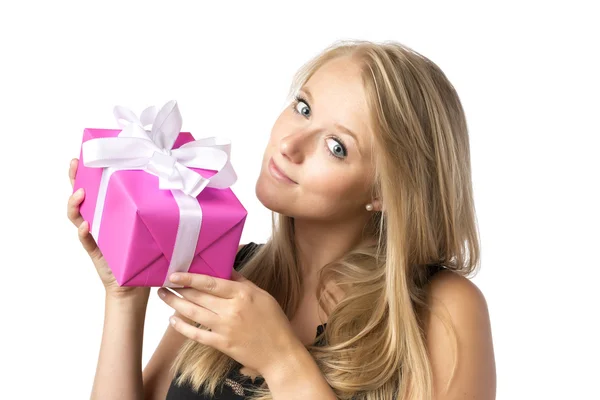 Blondes Mädchen mit Geschenk — Stockfoto
