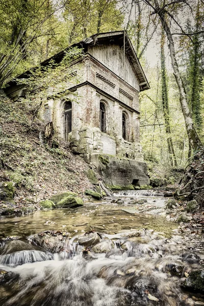 Creek i skog med gamla hus — Stockfoto