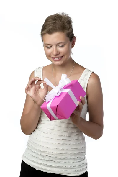 Hübsche Frau mit Geschenk — Stockfoto
