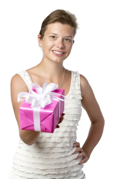 Hübsche Frau mit Geschenk — Stockfoto