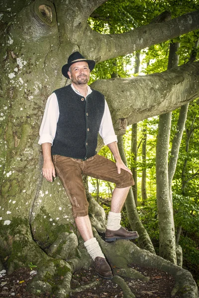 Hombre con traje tradicional en el bosque —  Fotos de Stock