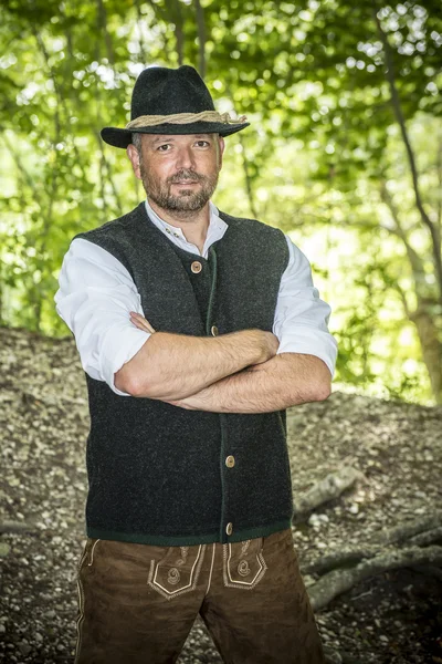 Hombre con traje tradicional en el bosque —  Fotos de Stock