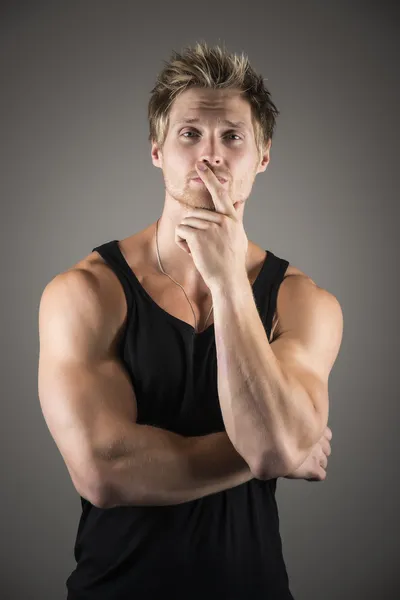 Hombre guapo rubio en camisa negra — Foto de Stock