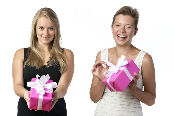 Zwei Frauen mit Geschenken — Stockfoto