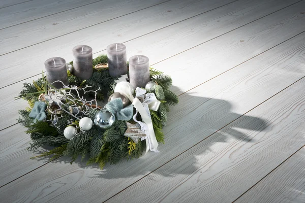 Рождественский венок с серыми свечами — стоковое фото