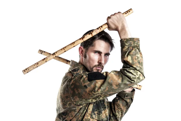 Instrutor de defesa pessoal com paus de bambu — Fotografia de Stock