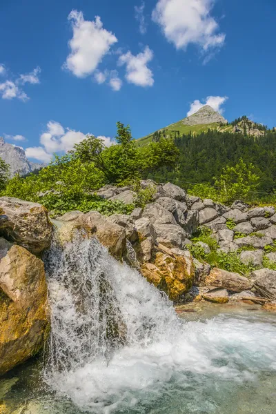 Водопад и скалы в Австрийских Альпах — стоковое фото
