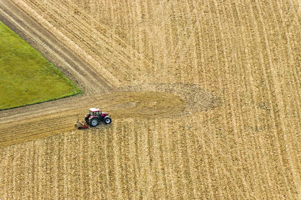 Трактор на полі — стокове фото