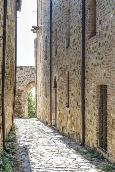 狭窄的街道，在 san quirico — 图库照片