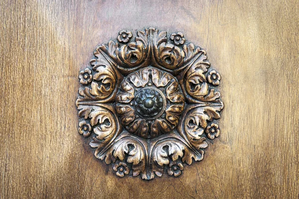 Rosette en bois sur porte — Photo