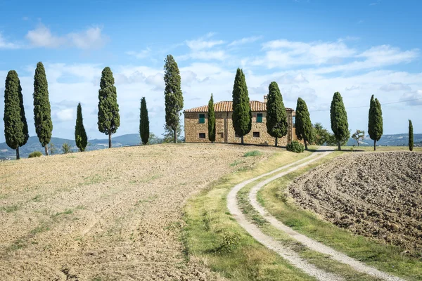 Paisaje en Toscana, italia con casa, campos, cipreses y cielo azul —  Fotos de Stock