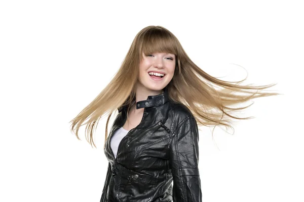 Kvinna blond viftande hår — Stockfoto