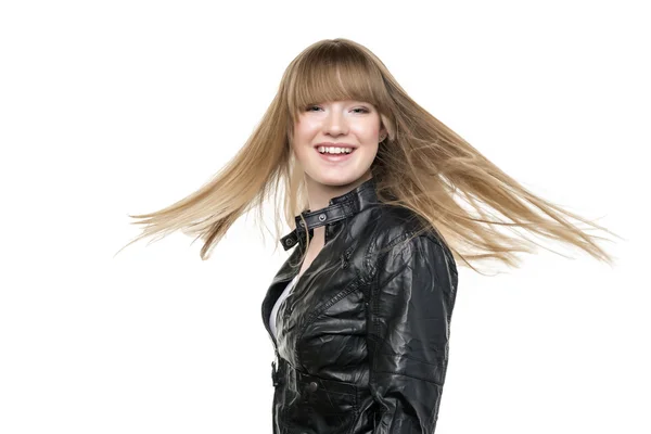 Kvinna blond viftande hår — Stockfoto