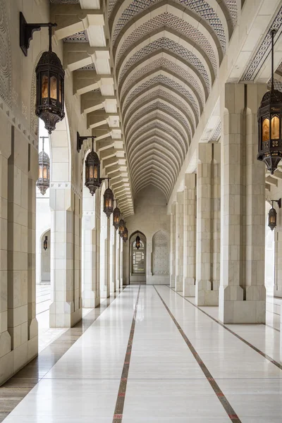 Colonnade grand sultan qaboos moskén — Stockfoto