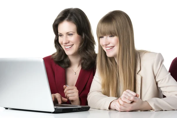 Две женщины ноутбук — стоковое фото