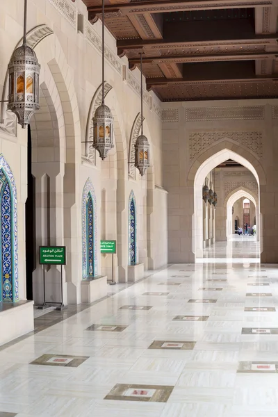 Colonnade grand sultan qaboos moskén — Stockfoto