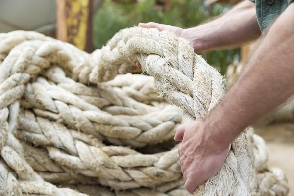 Hands pulling rope — Stock Photo, Image