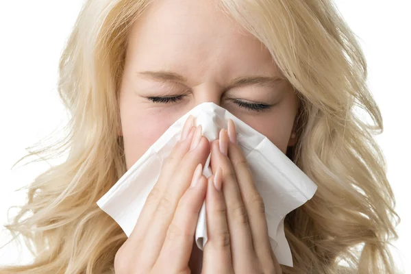 Mujer enferma con tejido estornuda —  Fotos de Stock
