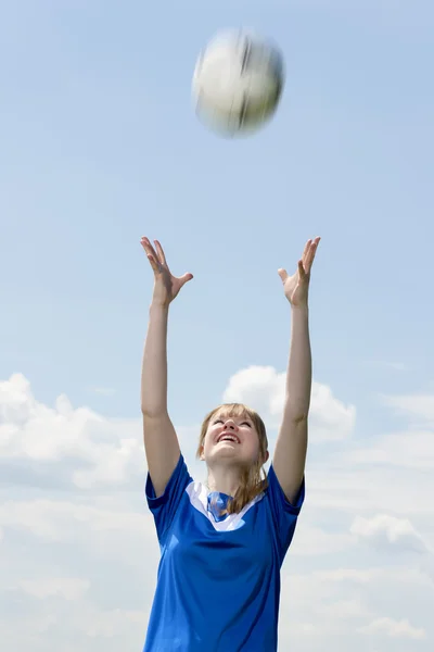 Jovem mulher de futebol — Fotografia de Stock