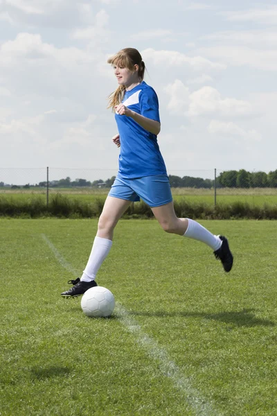 Unga soccer kvinna — Stockfoto