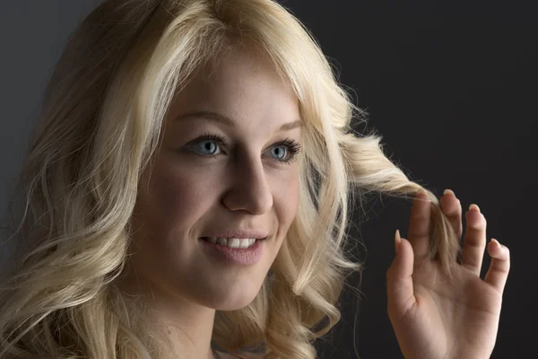 Porträtt blond flicka — Stockfoto