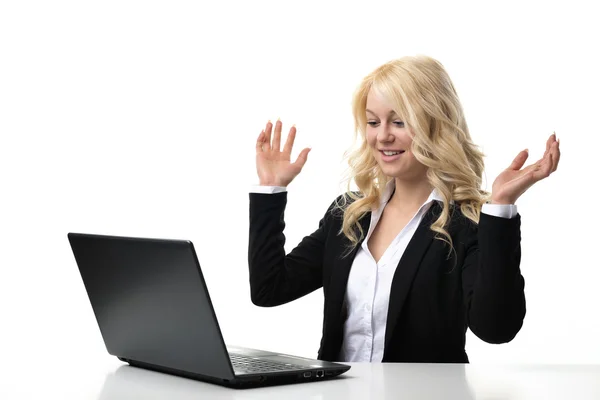 Женщина, работающая на ноутбуке Стоковое Изображение
