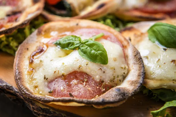 Mini pizza — Stockfoto