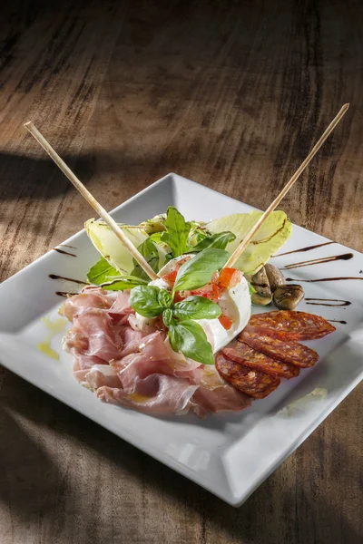 Placa con aperitivos de Italia — Foto de Stock