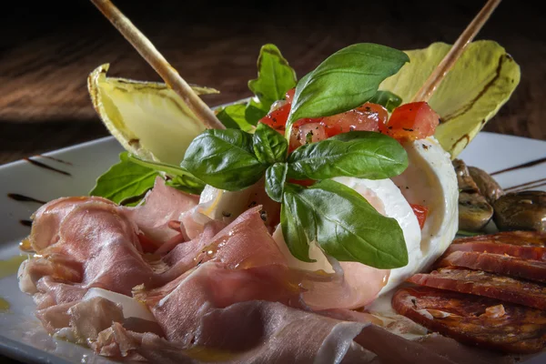 Placa con aperitivos de Italia — Foto de Stock