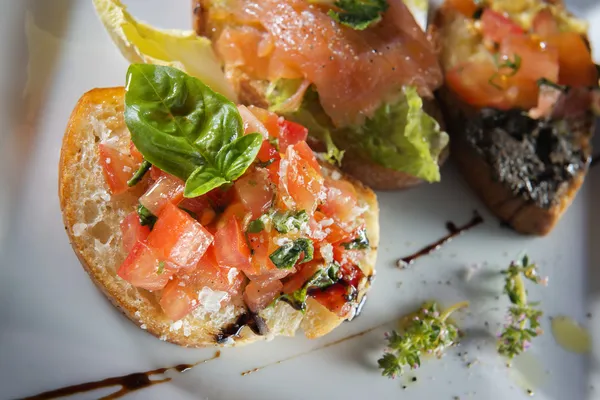 Drei italienische Bruschetta — Stockfoto