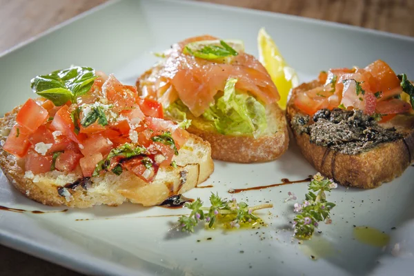 Drei italienische Bruschetta — Stockfoto