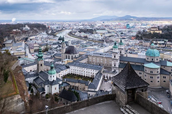 2月オーストリア ヨーロッパで2月の都市ザルツブルクを表示します — ストック写真