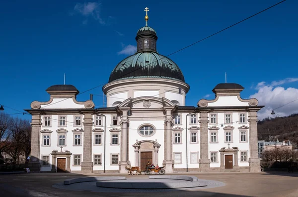 Θέα Προς Μπαρόκ Εκκλησία Στο Σάλτσμπουργκ Της Αυστρίας Εικόνα Αρχείου