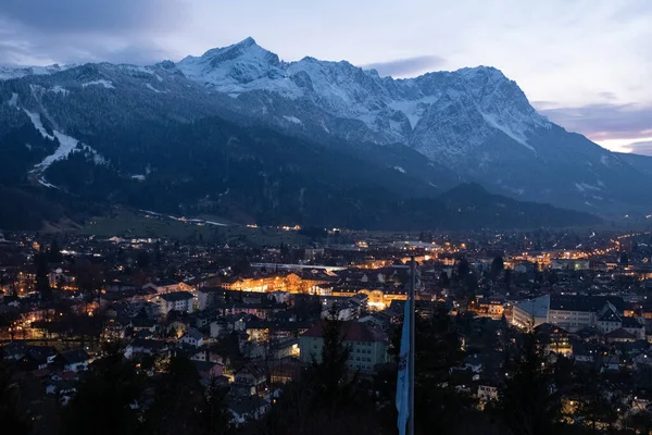 Landschaft Mit Blick Auf Garmisch Partenkirchen Bayern Frühling Bei Sonnenuntergang lizenzfreie Stockfotos