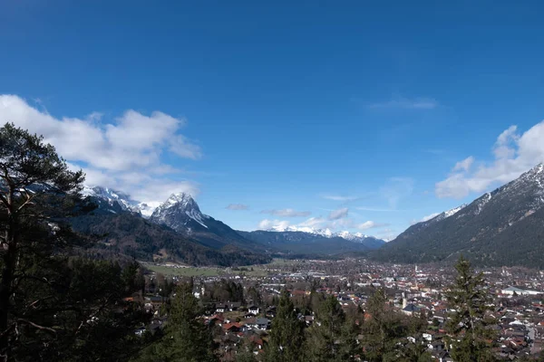 봄철에 바이에른 Garmisch Partenkirchen 근처에서 태양이 보이는 스톡 사진