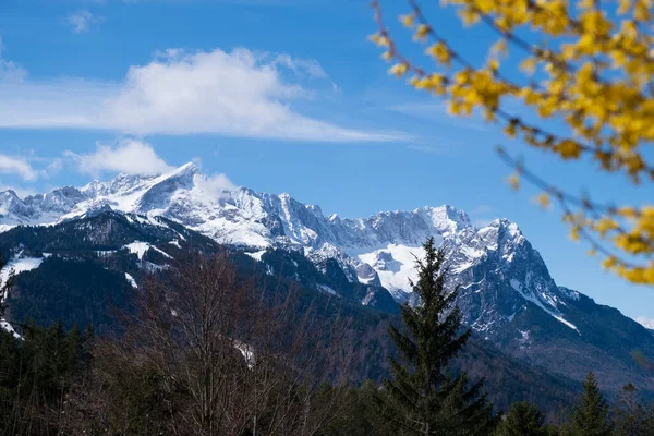 Landschap Met Zon Bij Garmisch Partenkirchen Beieren Lente Stockafbeelding