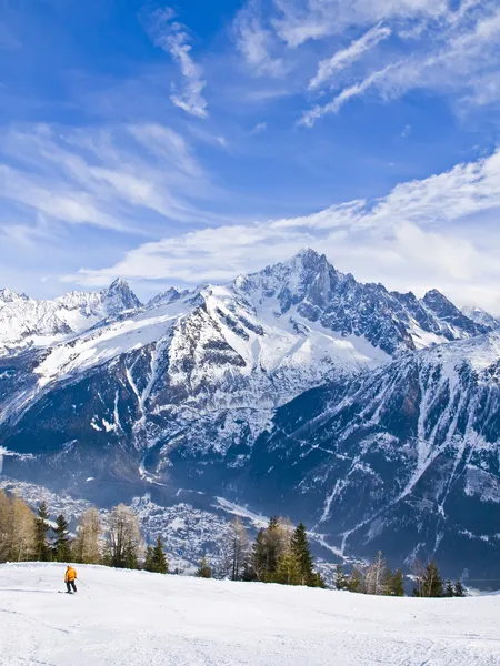Лыжный спорт во французских Альпах — стоковое фото