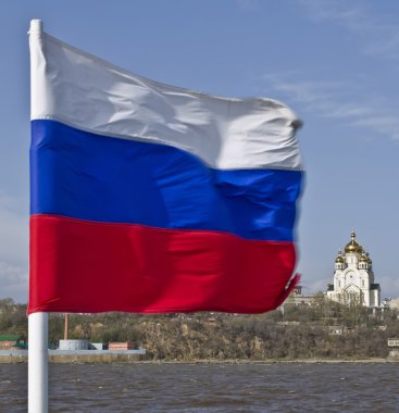 amur Nehri üzerinde Rus ulusal bayrak