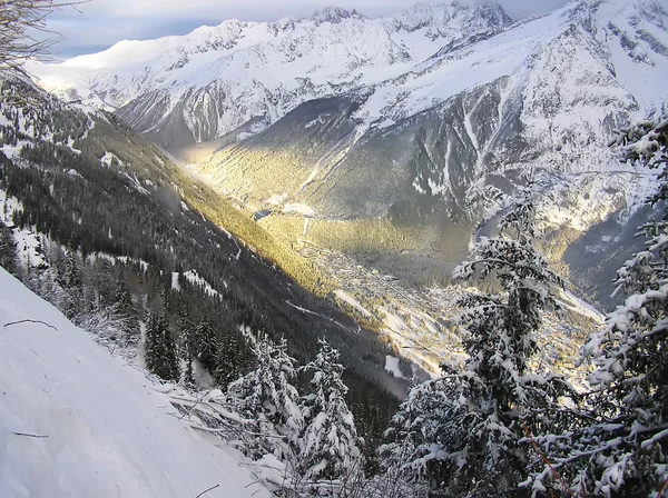 Chamonix Valley iluminado pelo sol — Fotografia de Stock