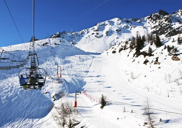 Elevador de esqui em Alpes franceses — Fotografia de Stock