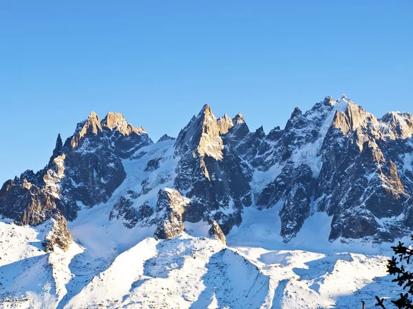 Chamonix aiguilles osvětlena Sluncem — Stock fotografie