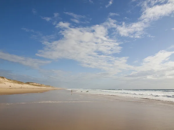 Fransa'nın Atlantik kıyılarında kumsalda