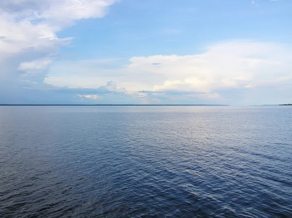 gün batımından önce amazon Nehri üzerinde