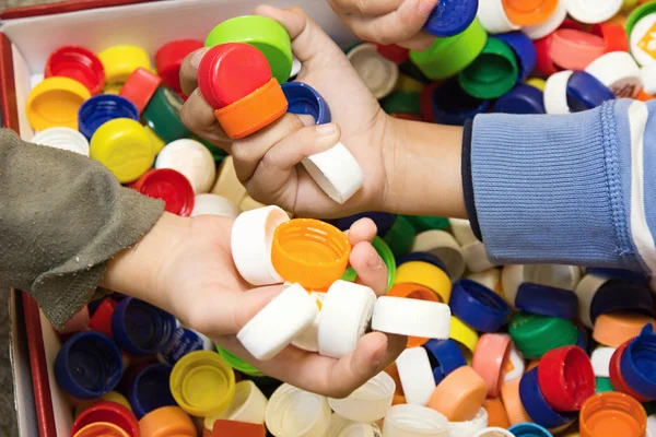 çocuklar üzerinden gazoz kapakları ile oyun