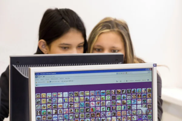 Students at the computer — Stock Photo, Image