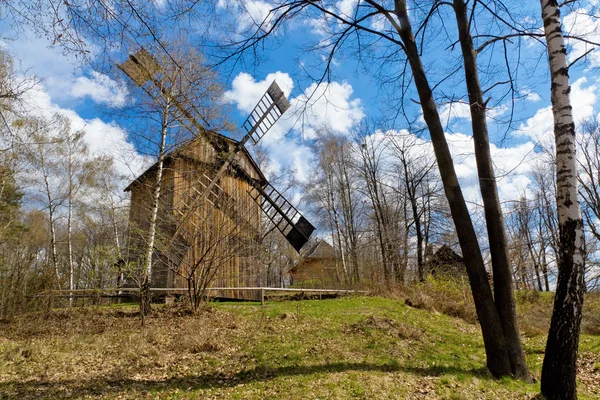 Antiguo molino de viento —  Fotos de Stock