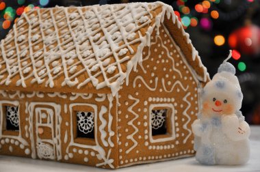 Noel süslemeli zencefilli kek evi.