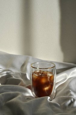 Beyaz arka planda bir bardak buzlu kahve