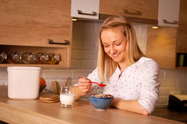 Sağlıklı kahvaltı.